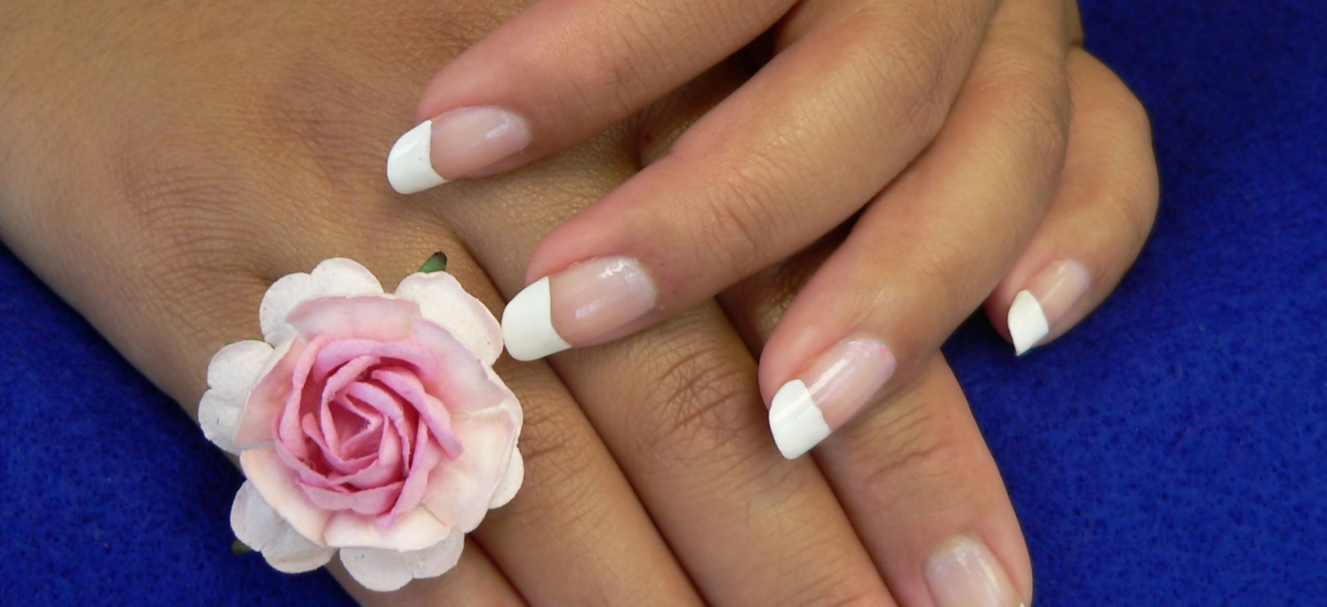 Manicure%202%20-%20hands%20with%20flower